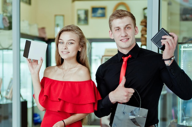 Le gars et la fille achètent la montre