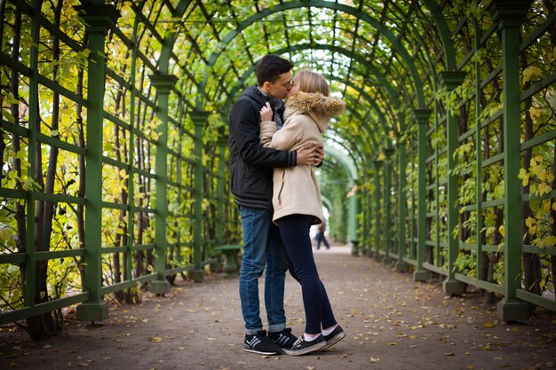 Le gars avec la fille câlin dans le parc.