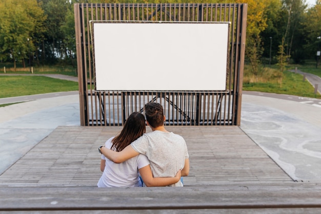 Le Gars Et La Fille Dans Le Parc Sur Le Cinéma En Plein Air