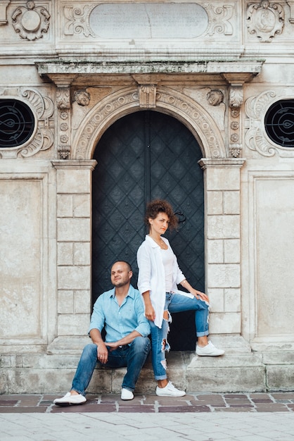 Un gars et une fille marchent joyeusement le matin dans les rues vides de la vieille Europe