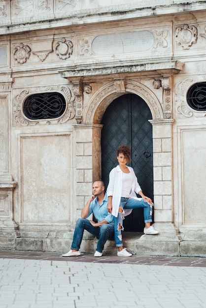 Un gars et une fille marchent joyeusement le matin dans les rues vides de la vieille Europe