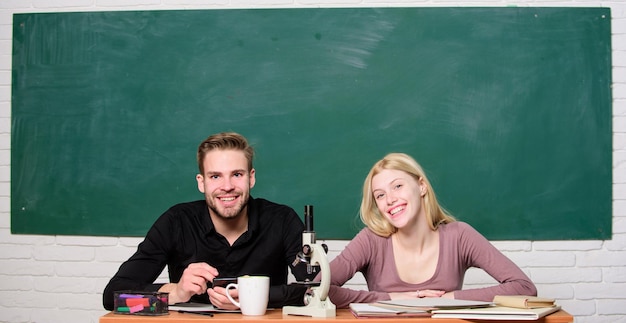 Un gars et une fille s'assoient en classe Étudier au collège ou à l'université Étudiants amis étudiant à l'université S'amuser au collège Éducation moderne S'amuser au collège Profiter du temps au collège Étudiants insouciants