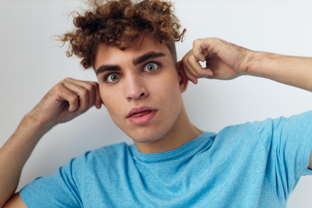 Gars gai avec des gestes de cheveux bouclés avec ses mains