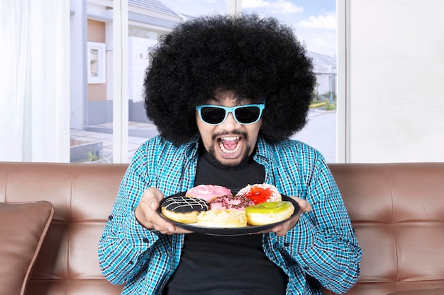 Un gars génial avec de délicieux beignets