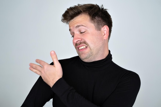 Photo un gars inquiet qui regarde son épaule éloigne les pellicules