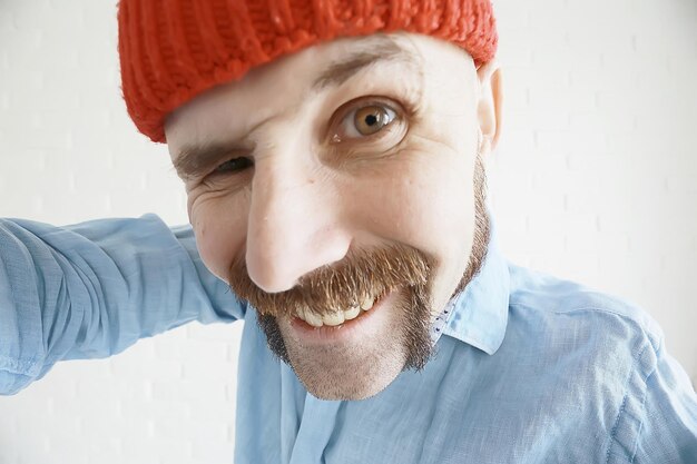 gars avec une moustache dans un bonnet rouge