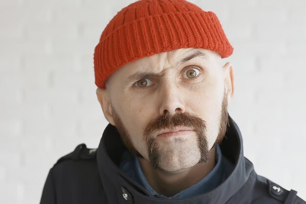 gars avec une moustache dans un bonnet rouge