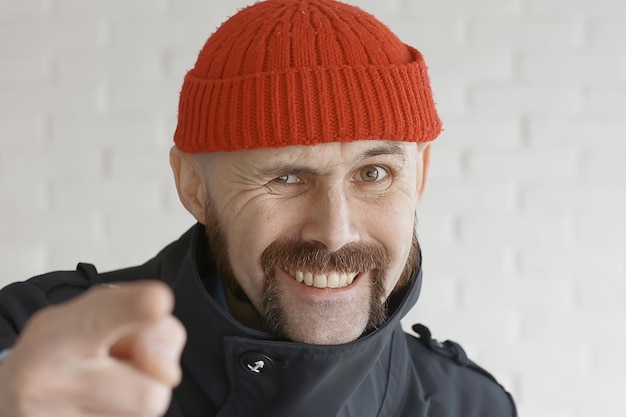 gars avec une moustache dans un bonnet rouge