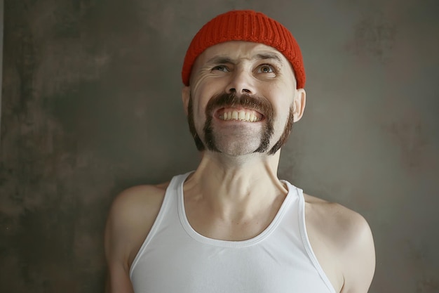 gars avec une moustache dans un bonnet rouge