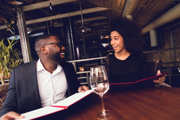 Le gars noir et la fille sont venus au restaurant.