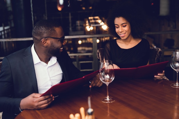 Le gars noir et la fille sont venus au restaurant.