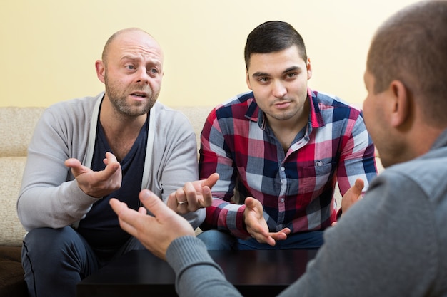 Les gars partageant des problèmes à la table