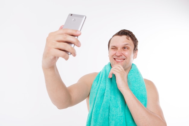 Le gars prend un selfie après les procédures du matin.