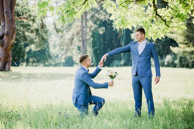 Le gars présente un bouquet