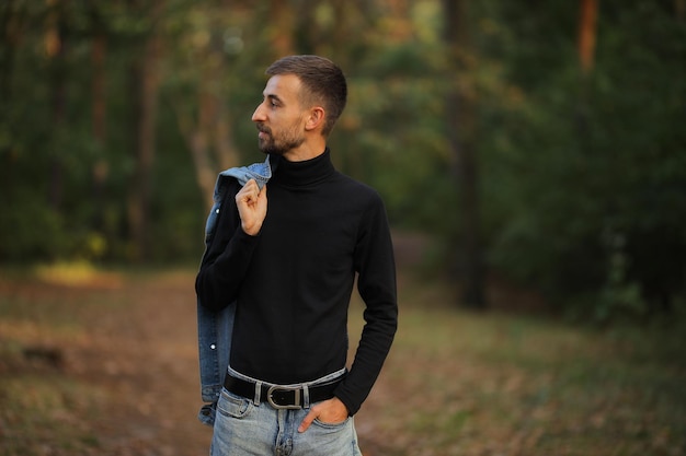 Le gars regarde ailleurs Placez votre texte Heureux gars Humain par nature Gars en promenade à l'automne