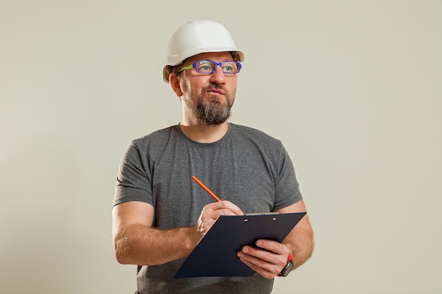 Un gars regarde à travers des documents de travail