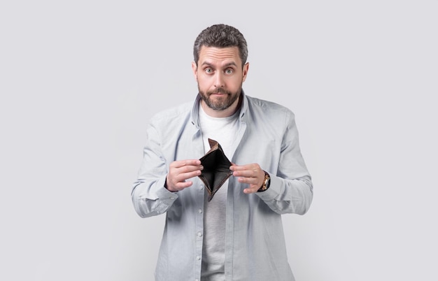 Un gars sans argent étonné avec un portefeuille à portée de main photo d'un gars sans argent avec un portefeuille