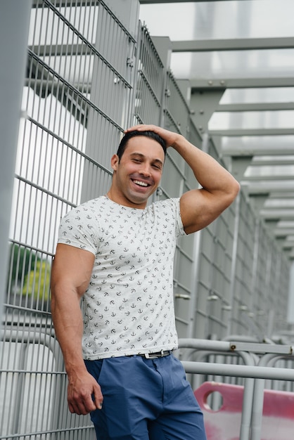 Un Gars Sportif Se Lève Et Profite D'une Promenade Près Du Stade. Mode De Vie