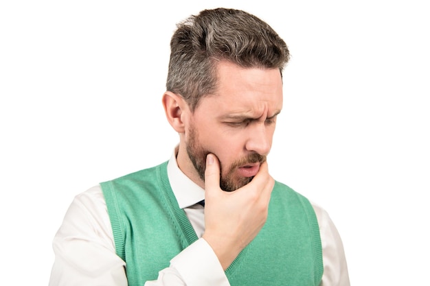 Gars stressé avec moustache ayant mal aux dents. l'homme grisonnant touche la mâchoire.