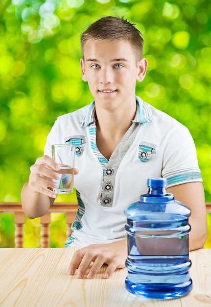 Un gars avec un verre d'eau