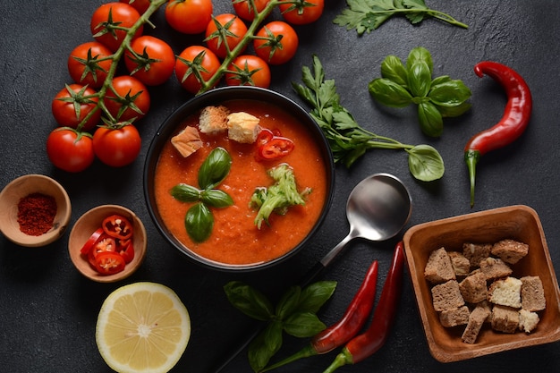 Gaspacho andalou. Soupe froide de gaspacho aux tomates rouges en verre, avec concombre, oignon, basilic, piments et croûtons.