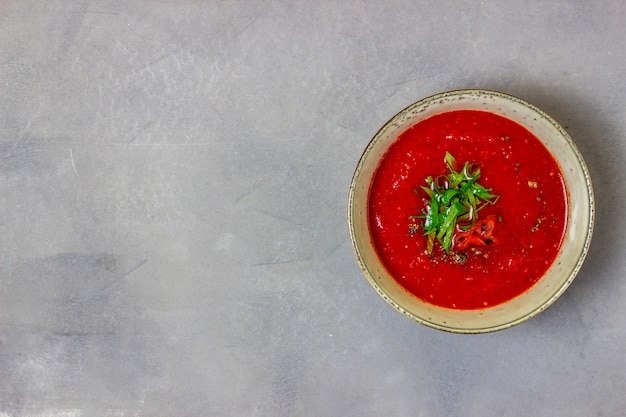 Gaspacho espagnol de tomates, nourriture végétarienne, vue de dessus,