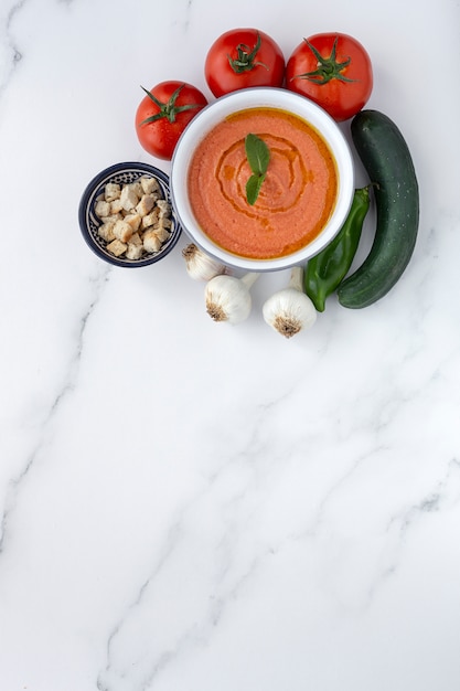 Gaspacho espagnol typique fait maison. Soupe à la tomate