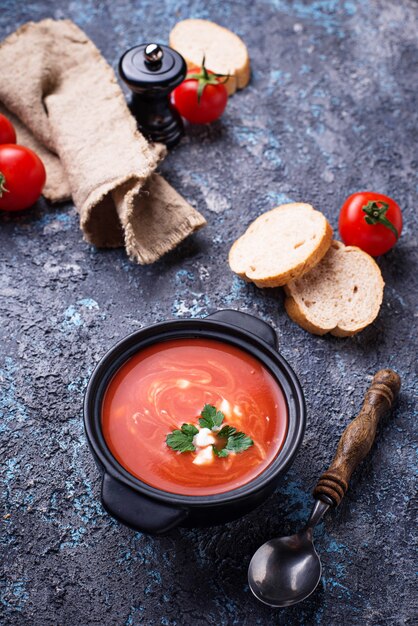 Gaspacho de soupe aux tomates dans une marmite