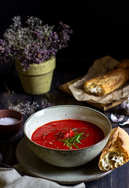 Gaspacho de soupe aux tomates espagnole sur un fond en bois