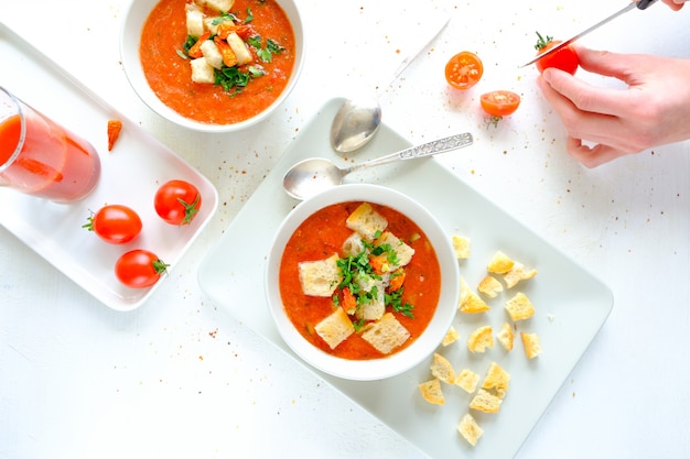 Gaspacho de soupe froide espagnole sur fond blanc