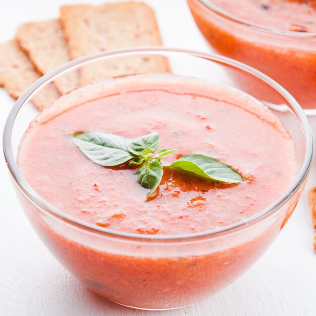 Gaspacho - soupe froide de tomates dans un bol en verre