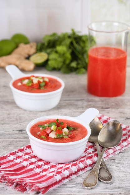 Gaspacho de tomates pastèque dans des bols. Soupe froide traditionnelle espagnole.