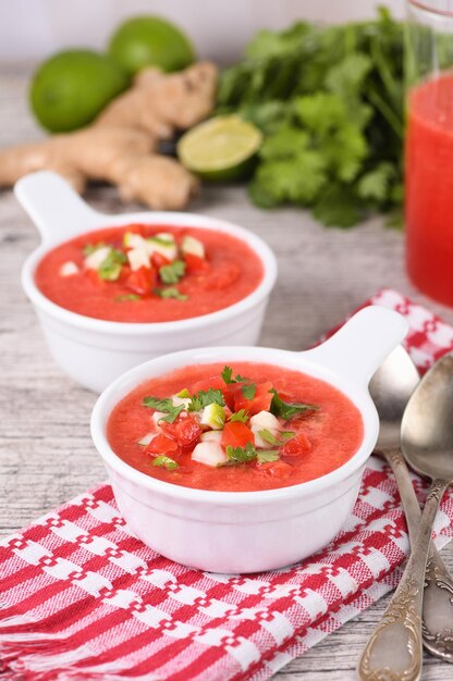 Gaspacho de tomates pastèque dans des bols