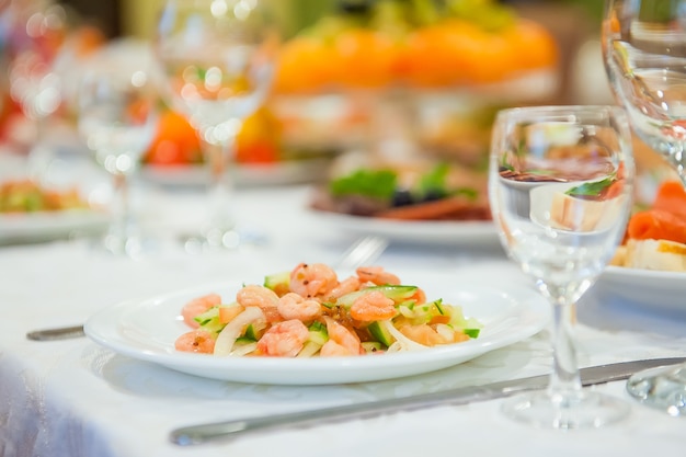 Gaspillage de nourriture sur la table de fête après le dîner