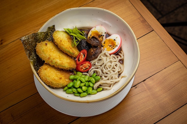 Gastronomie asiatique. Soupe de ramen japonais sur la table