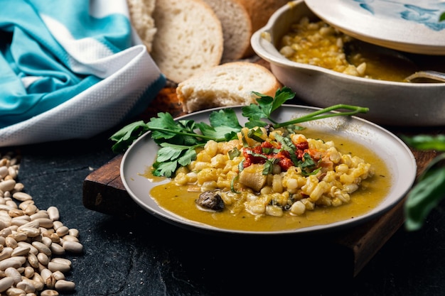 Gastronomie sud-américaine Un savoureux bol de locro argentin avec citrouille et maïs