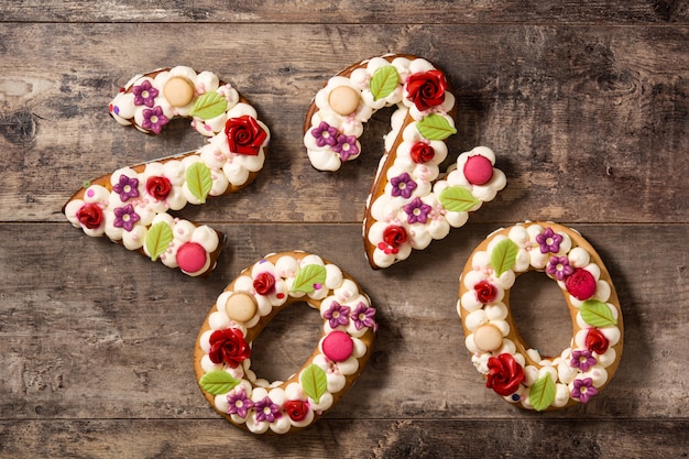 Gâteau 2020 sur table en bois Concept de nouvel an.