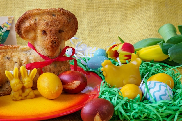 Gâteau d'agneau de pâques traditionnel avec décoration de pâques