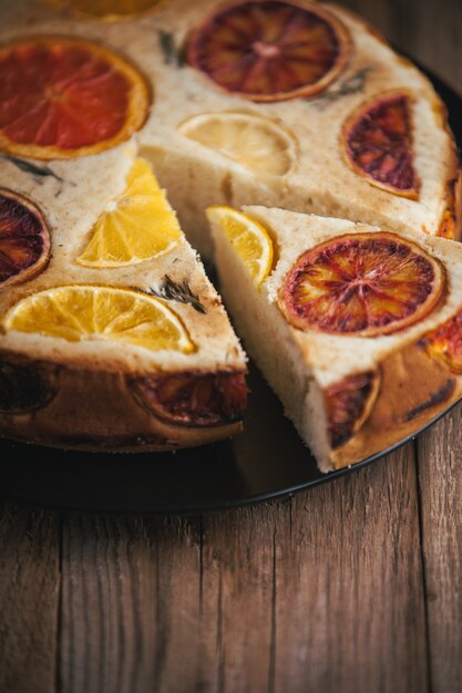 Gâteau d'agrumes fait maison sur une table en bois de style rustique