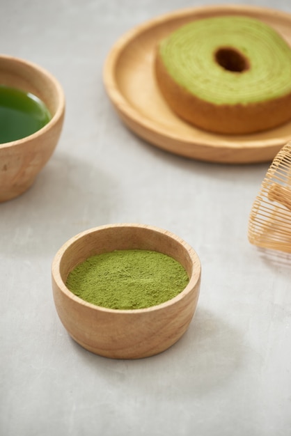 Gâteau allemand, thé vert Baumkuchen avec latte