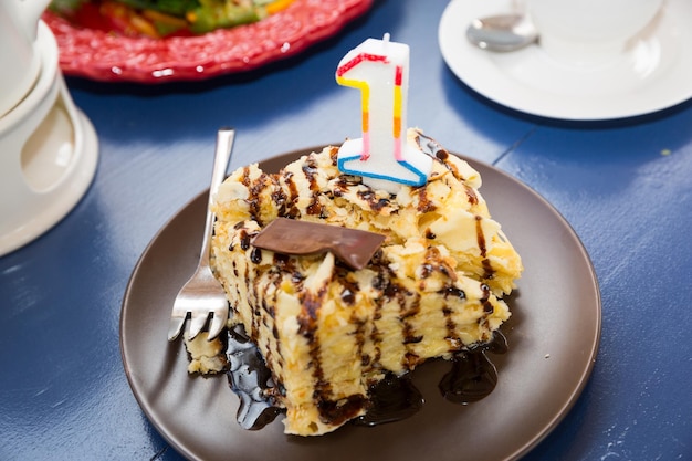 Gâteau d'un an Cupcake d'anniversaire avec le numéro un Salutations d'anniversaire