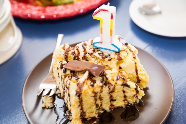 Gâteau d'un an Cupcake d'anniversaire avec le numéro un Salutations d'anniversaire