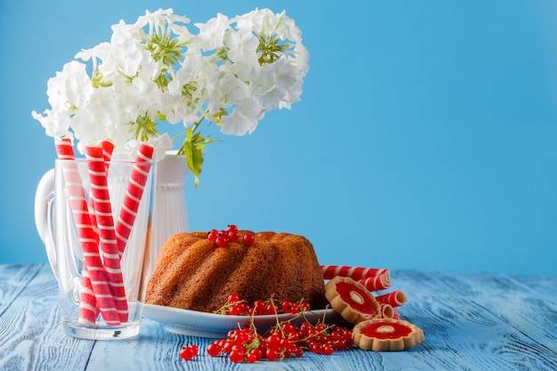 Gâteau d'anneau de cuisson avec du sucre glace, décoré de fleurs blanches