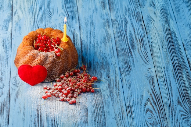 Gâteau d'anniversaire au chocolat avec une bougie