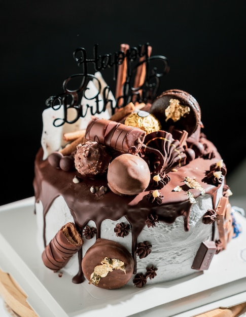 Gâteau d'anniversaire au chocolat avec décoration au chocolat