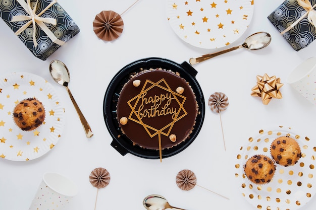 Gâteau d'anniversaire au chocolat vue de dessus