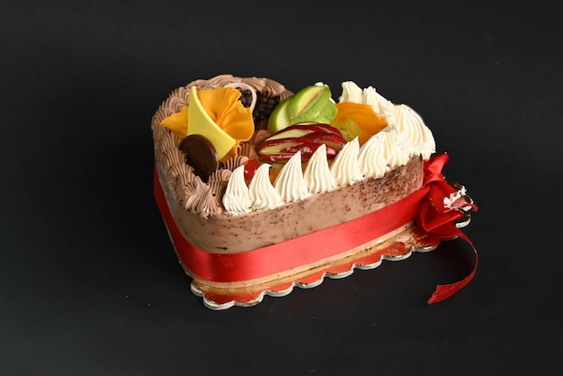 Gâteau d'anniversaire aux fruits sur fond noir