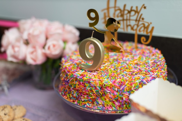 Gâteau d'anniversaire bijoux numéro neuf et ballerine photo de haute qualité