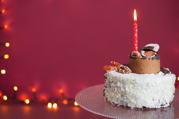 Gâteau d'anniversaire avec bougie allumée