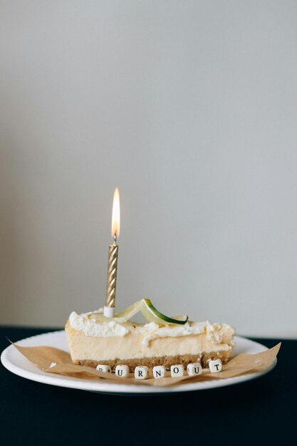 un gâteau d'anniversaire avec une bougie qui dit joyeux anniversaire